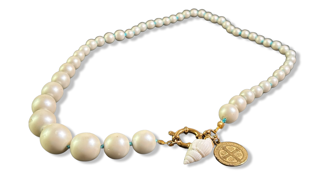 Collier de perles fantaisie, médaille et coquillage