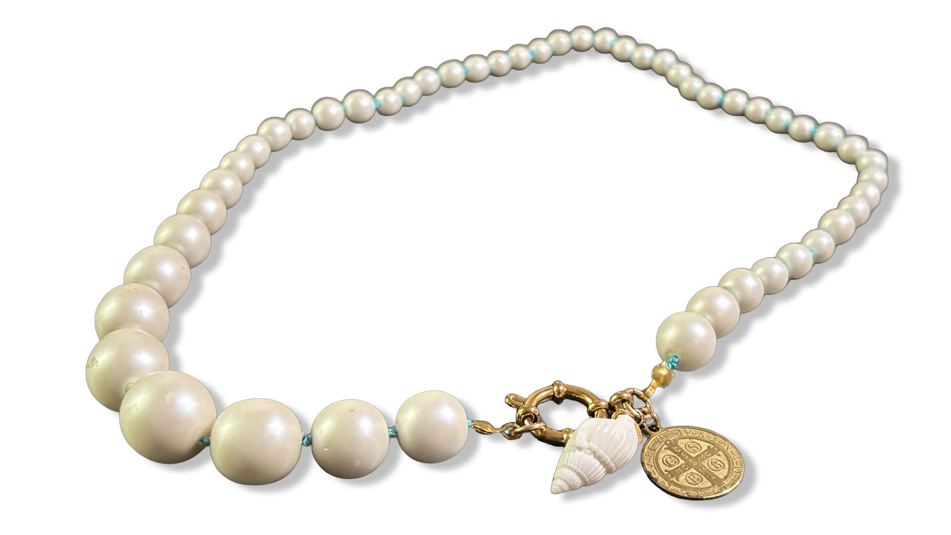 Collier de perles fantaisie, médaille et coquillage