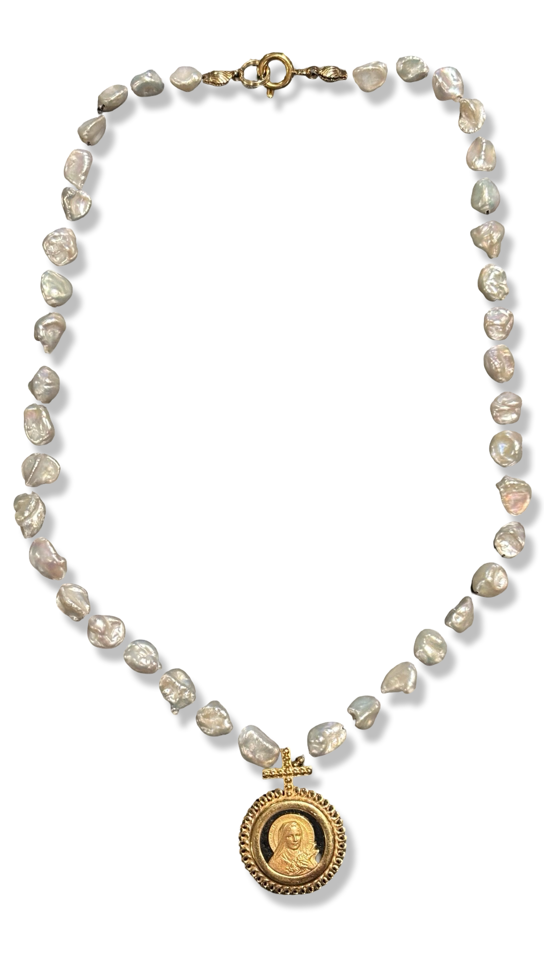 Collier de perles baroques et médaillon de Sainte Thérèse