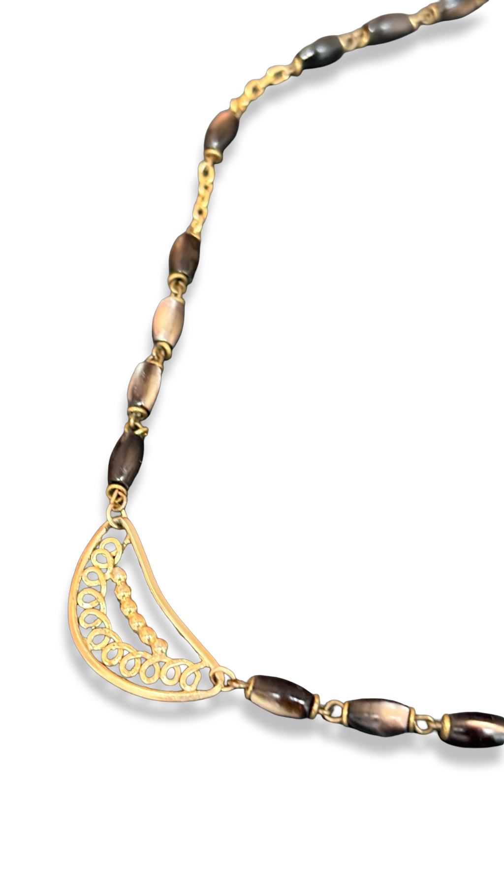 Collier chapelet et motif filigrane