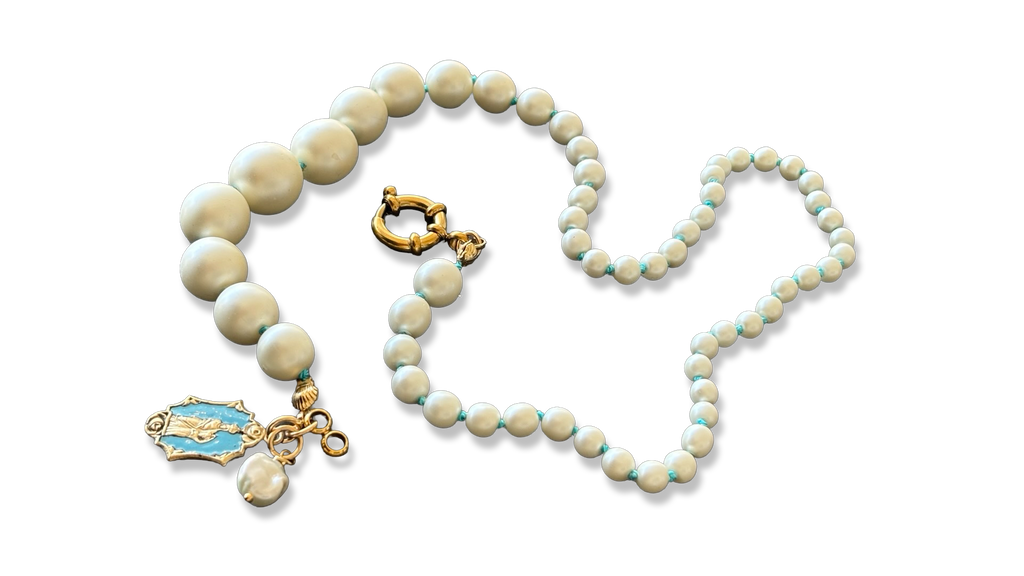Collier de perles fantaisie et fil de soie turquoise.