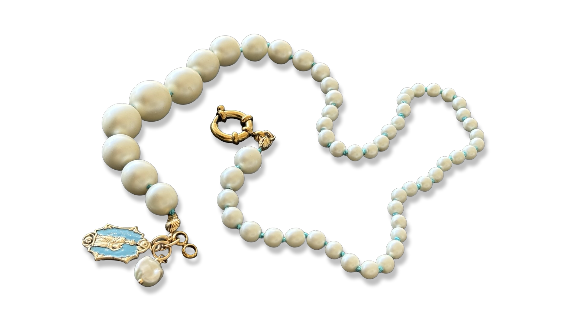 Collier de perles fantaisie et fil de soie turquoise.