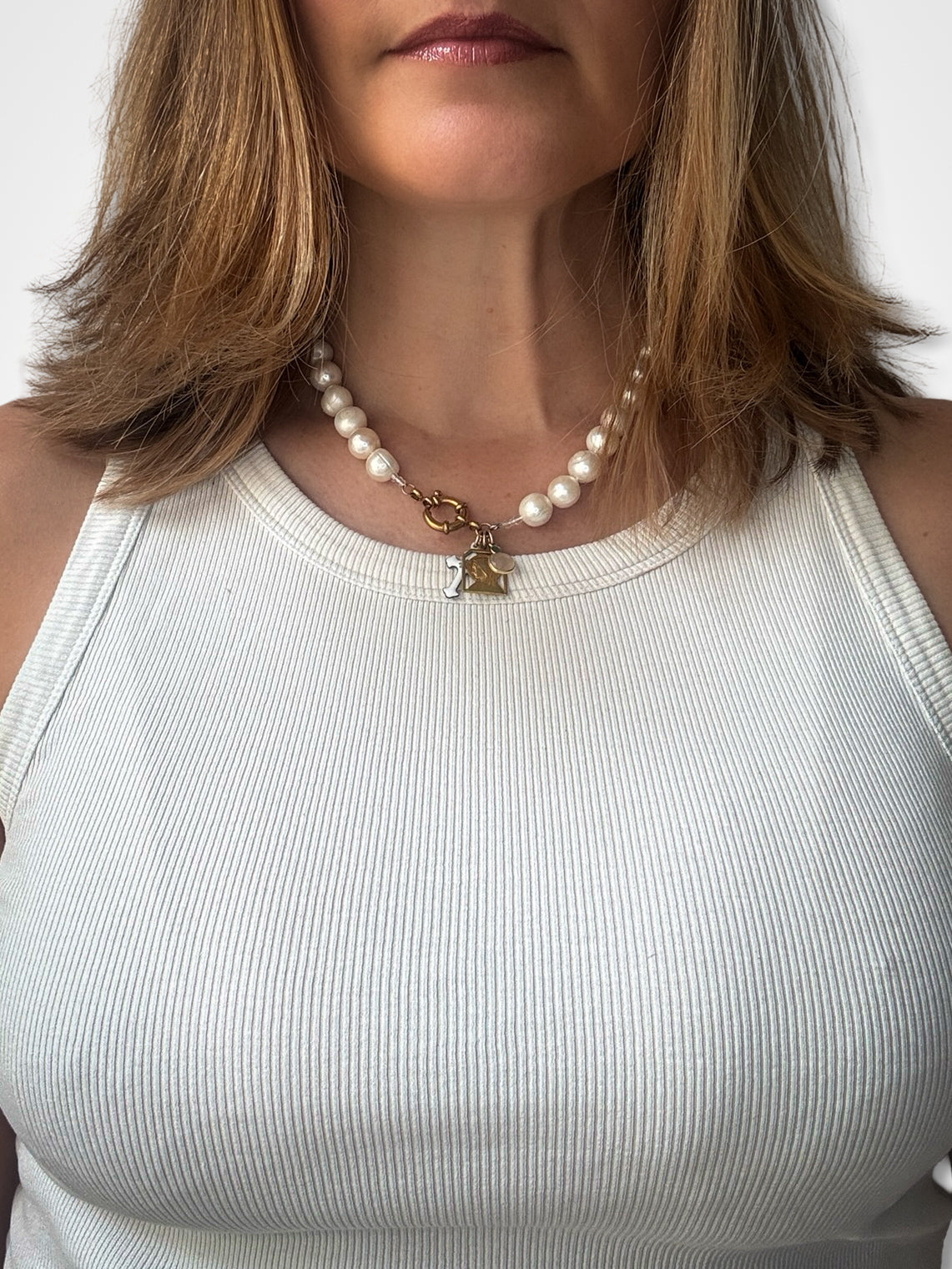 Collier de perles baroques, croix bretonne, Vierge au Voile et Quartz rose