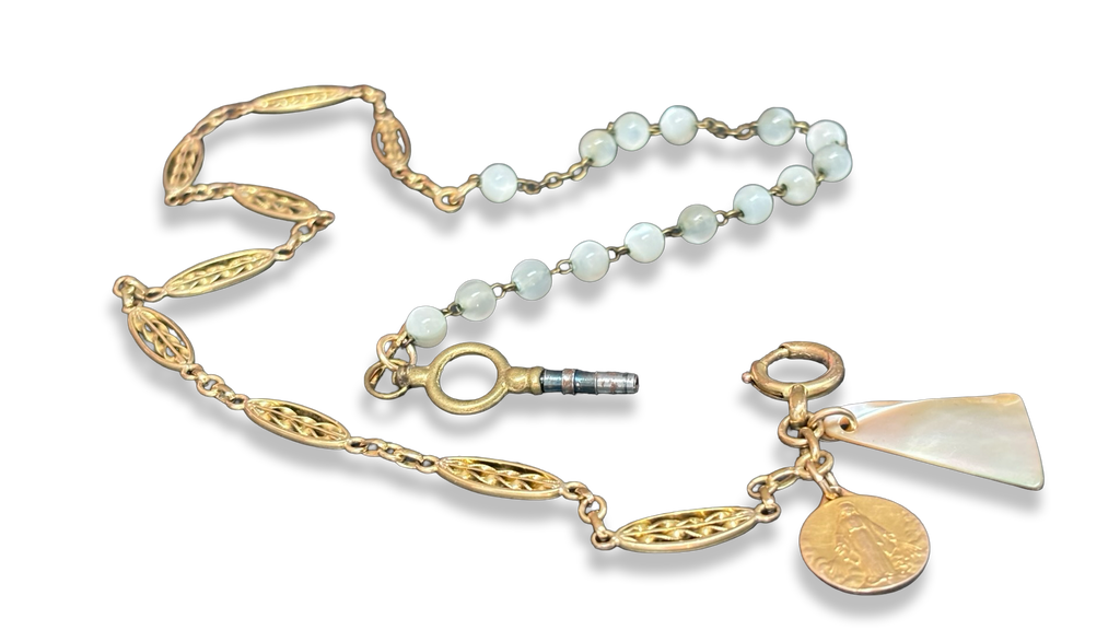 Collier chaîne de montre, chapelet de nacre et médaille de la Vierge.