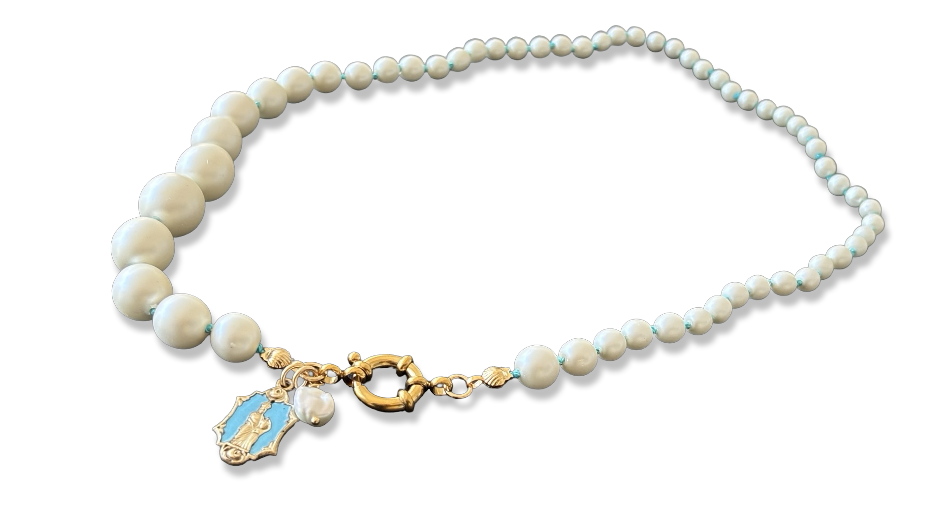 Collier de perles fantaisie et fil de soie turquoise.