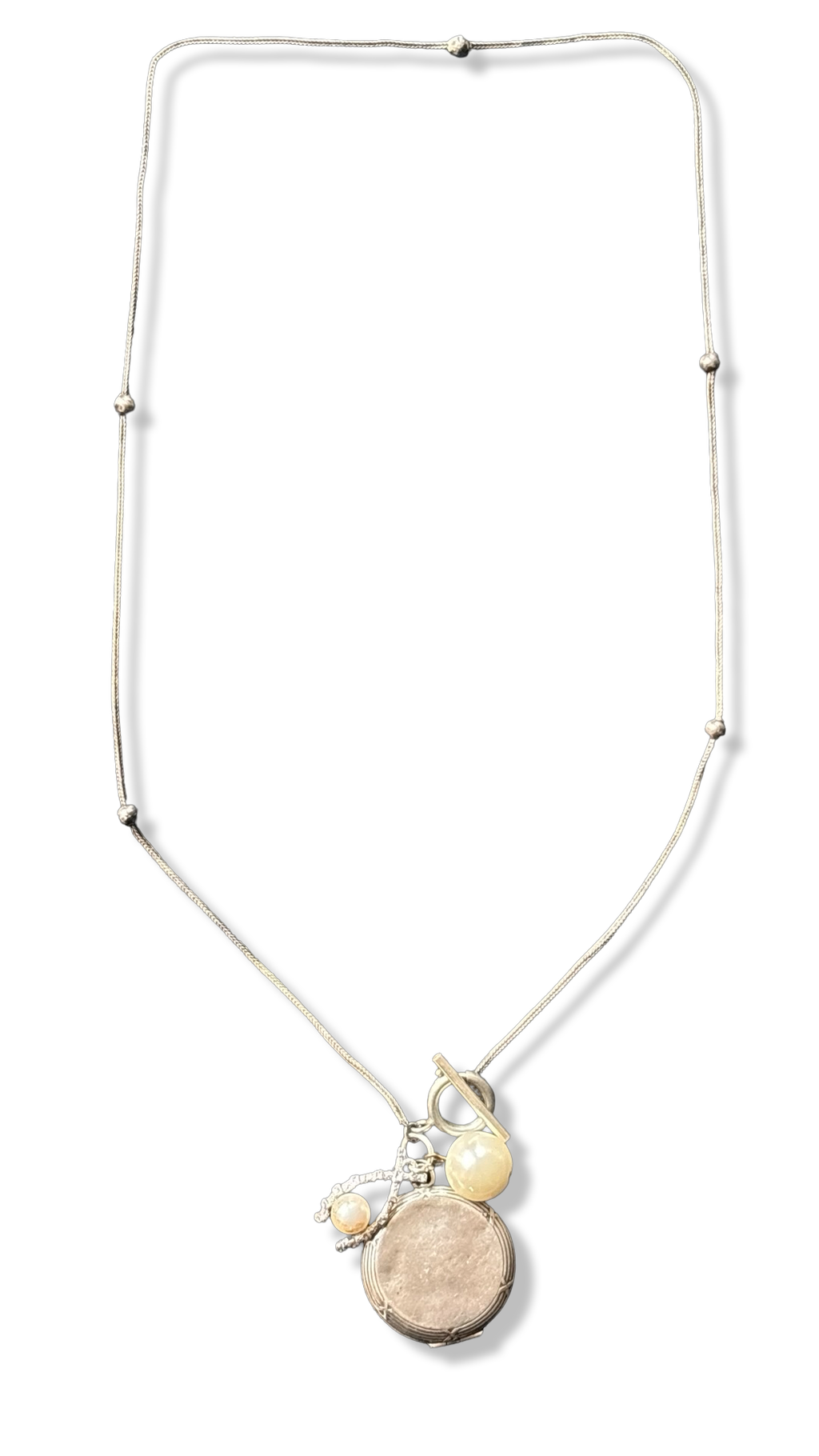 Collier en argent, médaillon à secret et perles