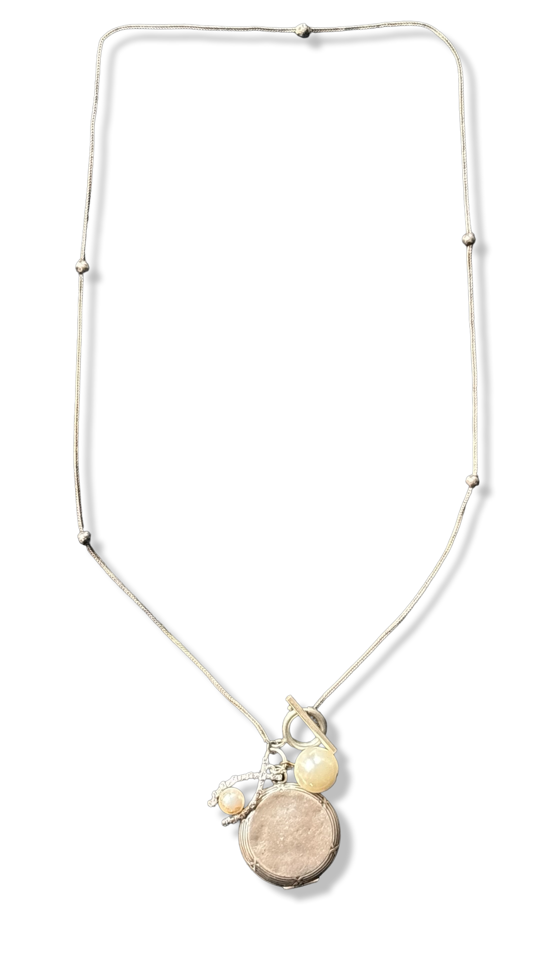 Collier en argent, médaillon à secret et perles