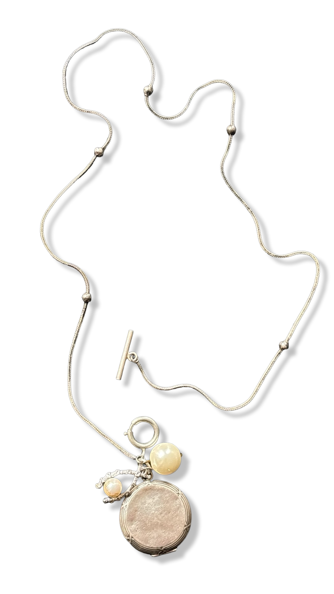 Collier en argent, médaillon à secret et perles