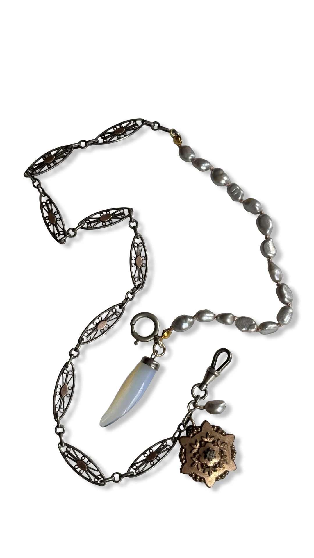 Collier perles baroques grises, chaîne de montre et médaillons