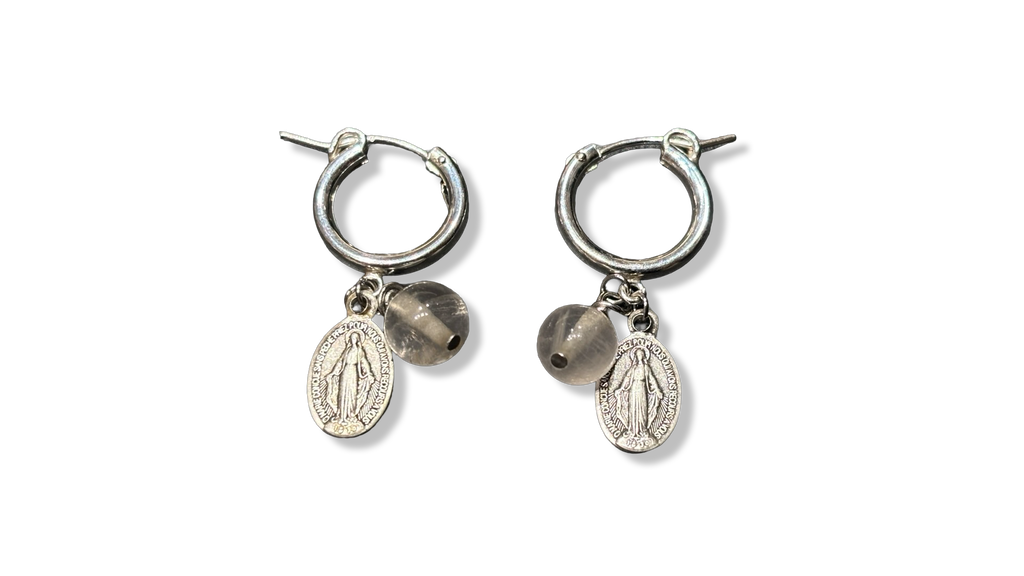 Mini créoles, quartz rose et médailles miraculeuses
