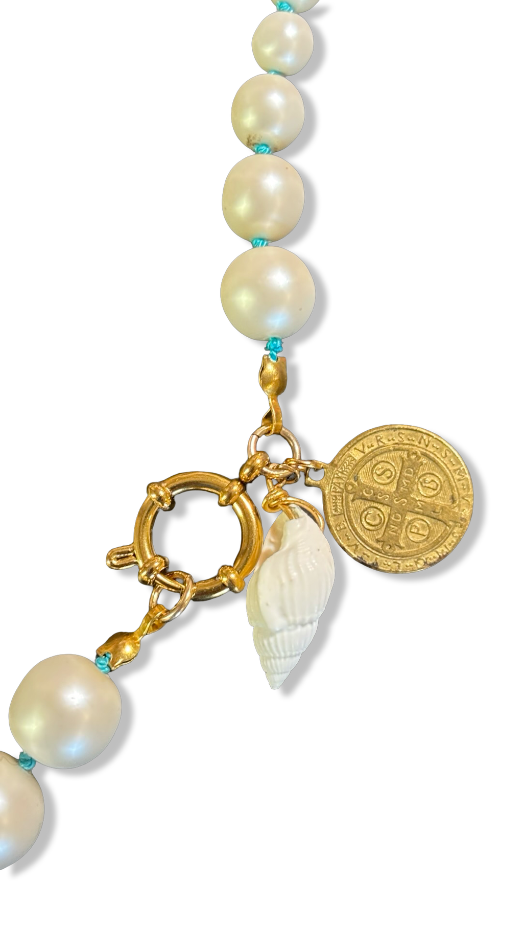Collier de perles fantaisie, médaille et coquillage