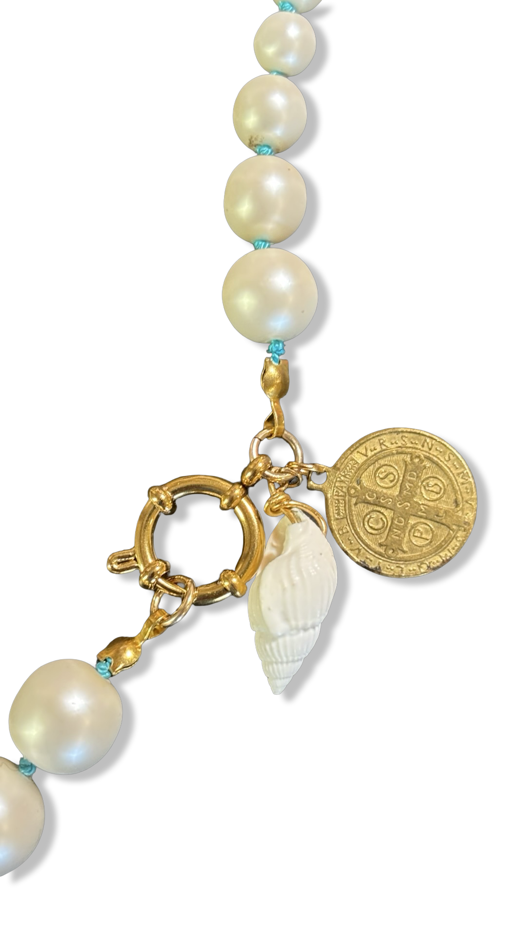 Collier de perles fantaisie, médaille et coquillage