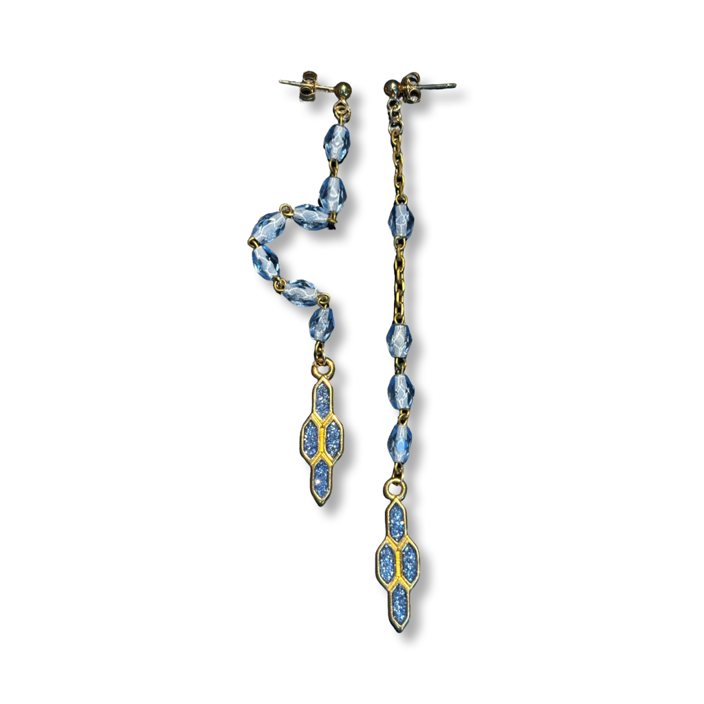 Pendants en chapelet bleu et motifs géométriques