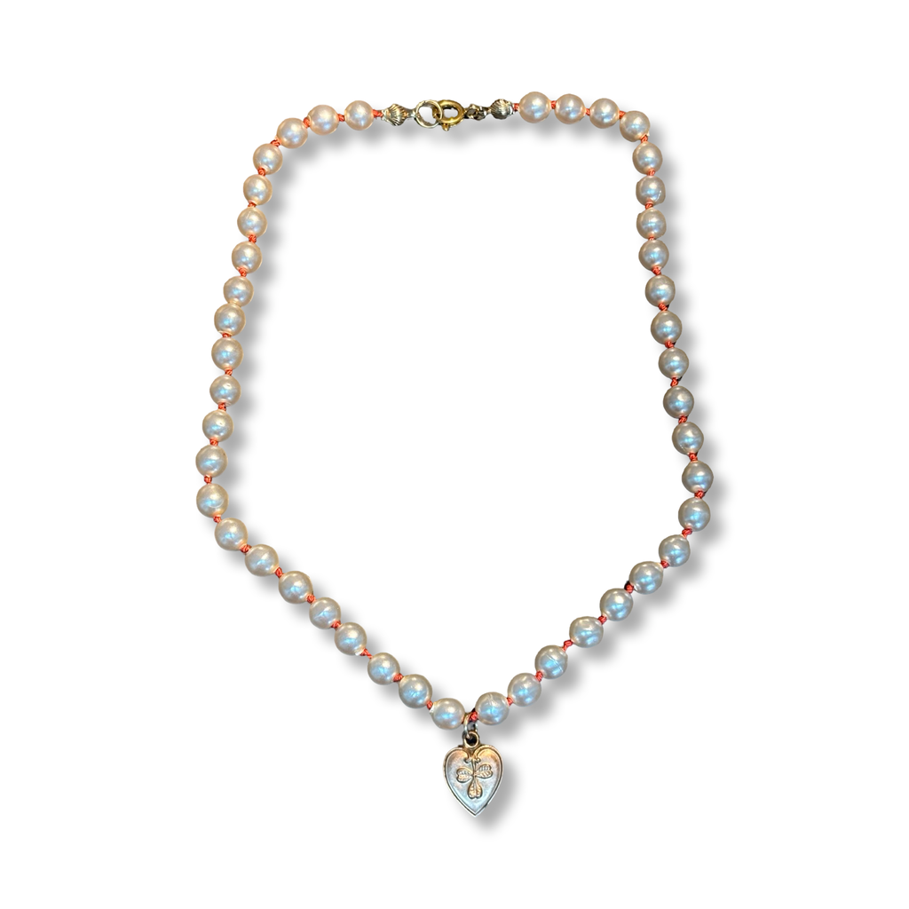 Collier de perles fantaisies anciennes et cœur ancien