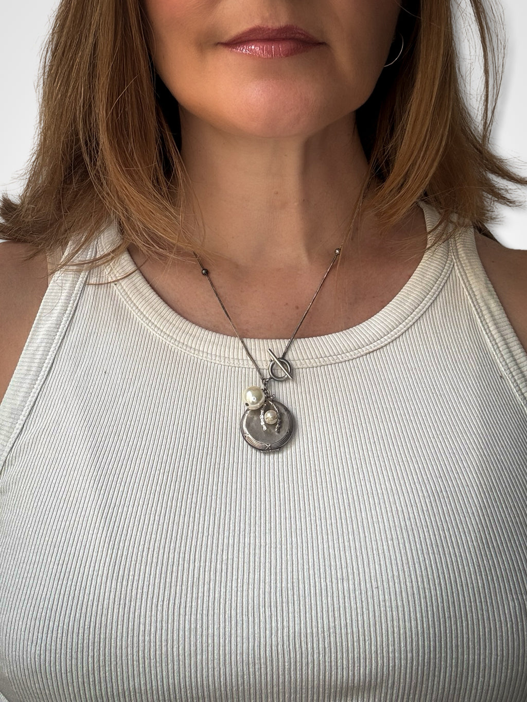 Collier en argent, médaillon à secret et perles