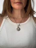 Collier en argent, médaillon à secret et perles