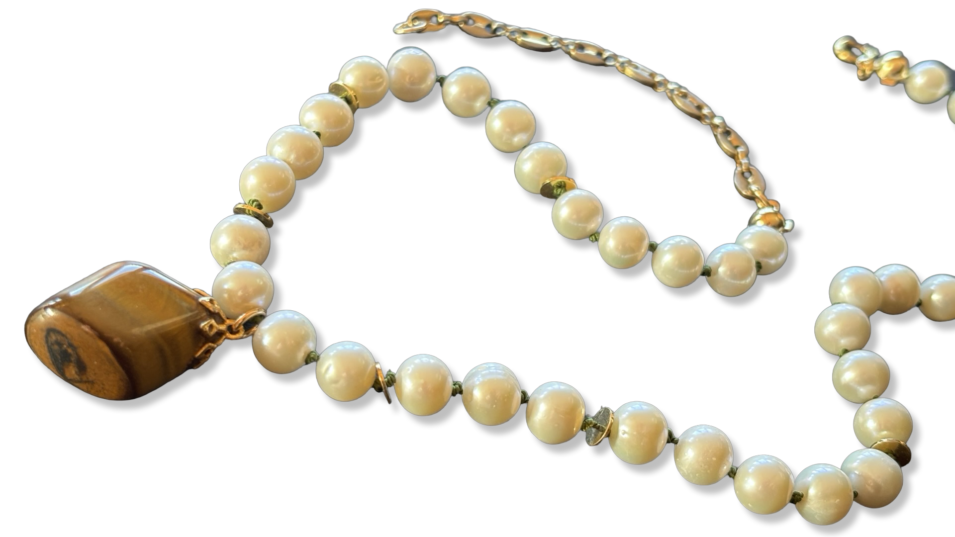 Collier de perles sur fil vert et Oeil de tigre