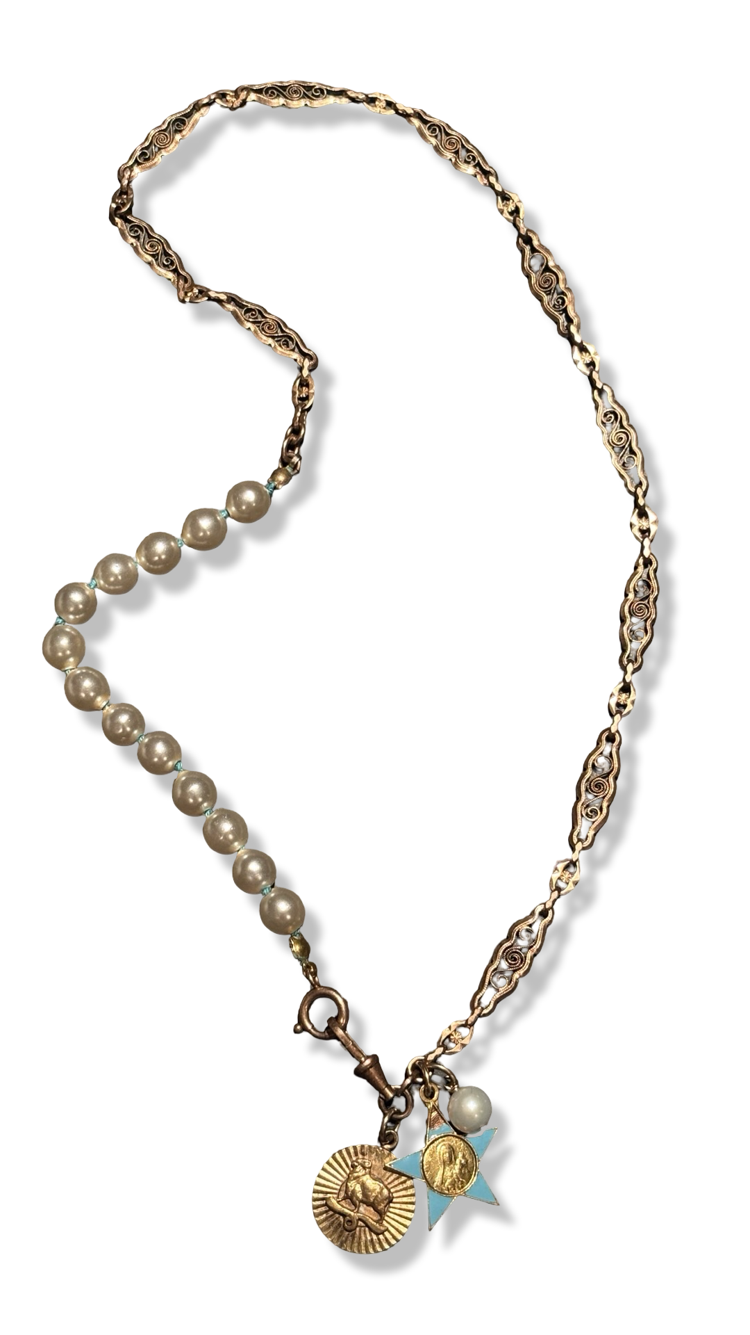 Collier de perles fantaisie et maille filigrane, médaille de Ste Thérèse et signe du Bélier