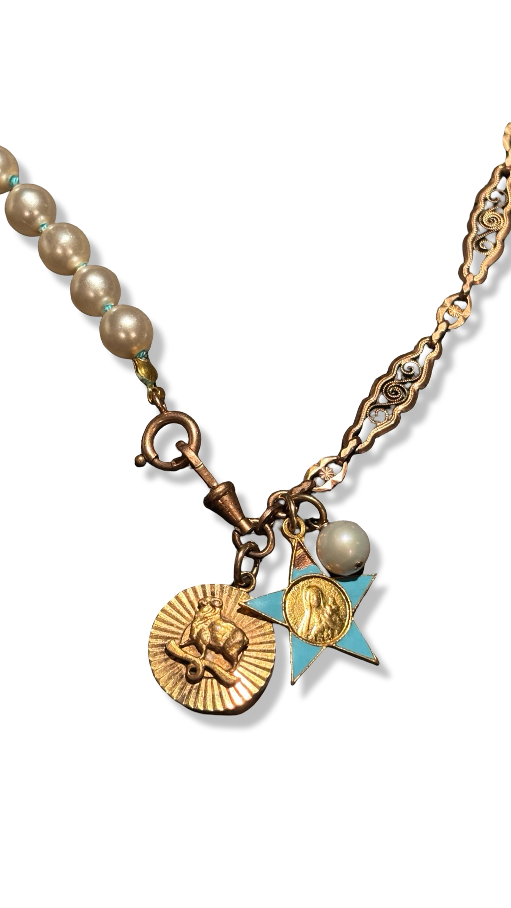 Collier de perles fantaisie et maille filigrane, médaille de Ste Thérèse et signe du Bélier