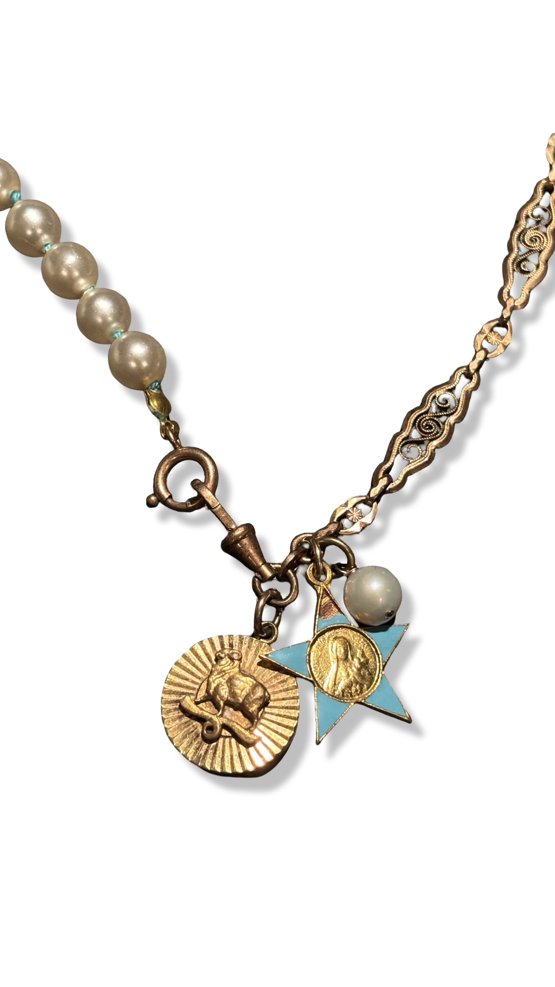 Collier de perles fantaisie et maille filigrane, médaille de Ste Thérèse et signe du Bélier