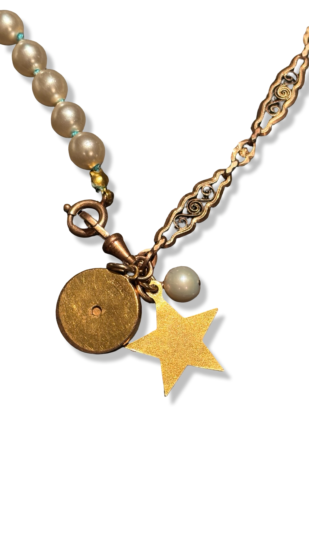 Collier de perles fantaisie et maille filigrane, médaille de Ste Thérèse et signe du Bélier