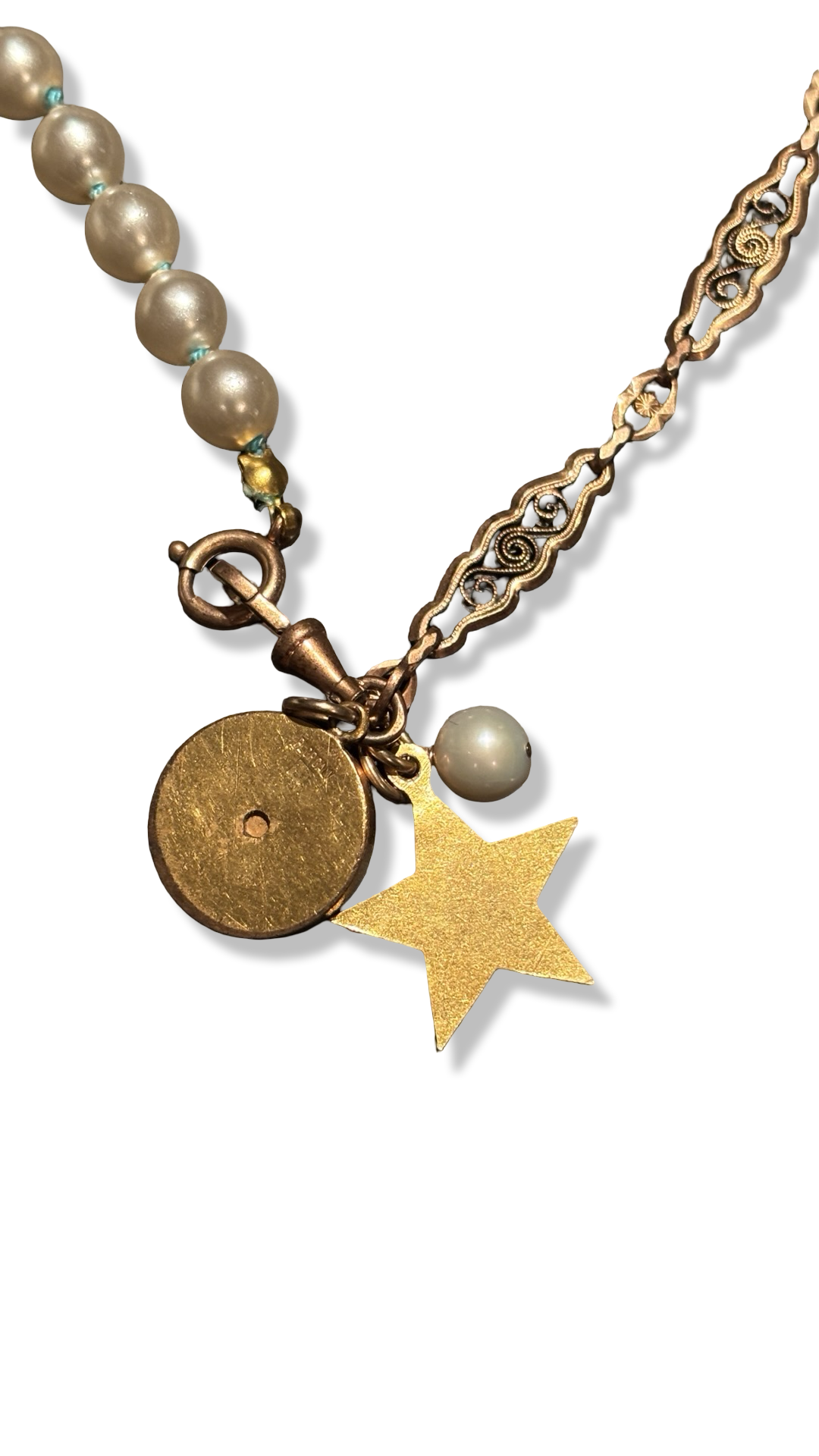 Collier de perles fantaisie et maille filigrane, médaille de Ste Thérèse et signe du Bélier
