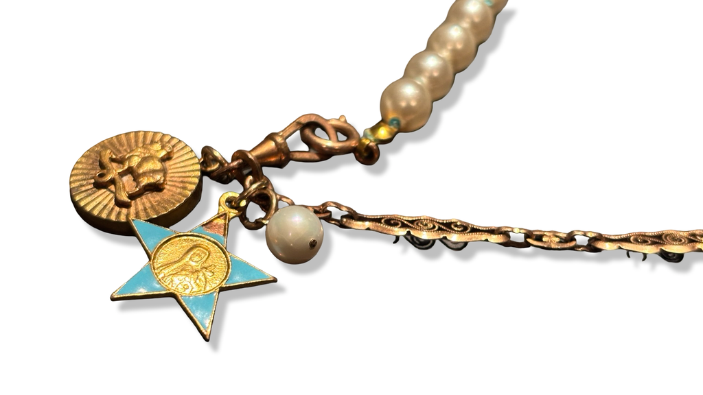 Collier de perles fantaisie et maille filigrane, médaille de Ste Thérèse et signe du Bélier