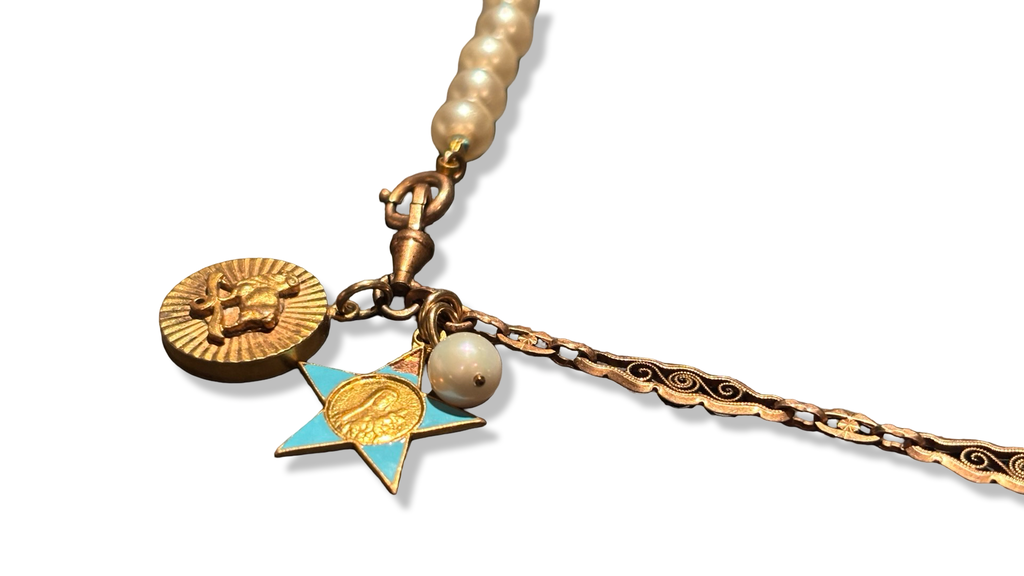 Collier de perles fantaisie et maille filigrane, médaille de Ste Thérèse et signe du Bélier