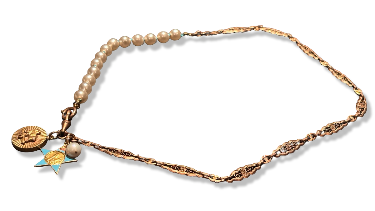 Collier de perles fantaisie et maille filigrane, médaille de Ste Thérèse et signe du Bélier