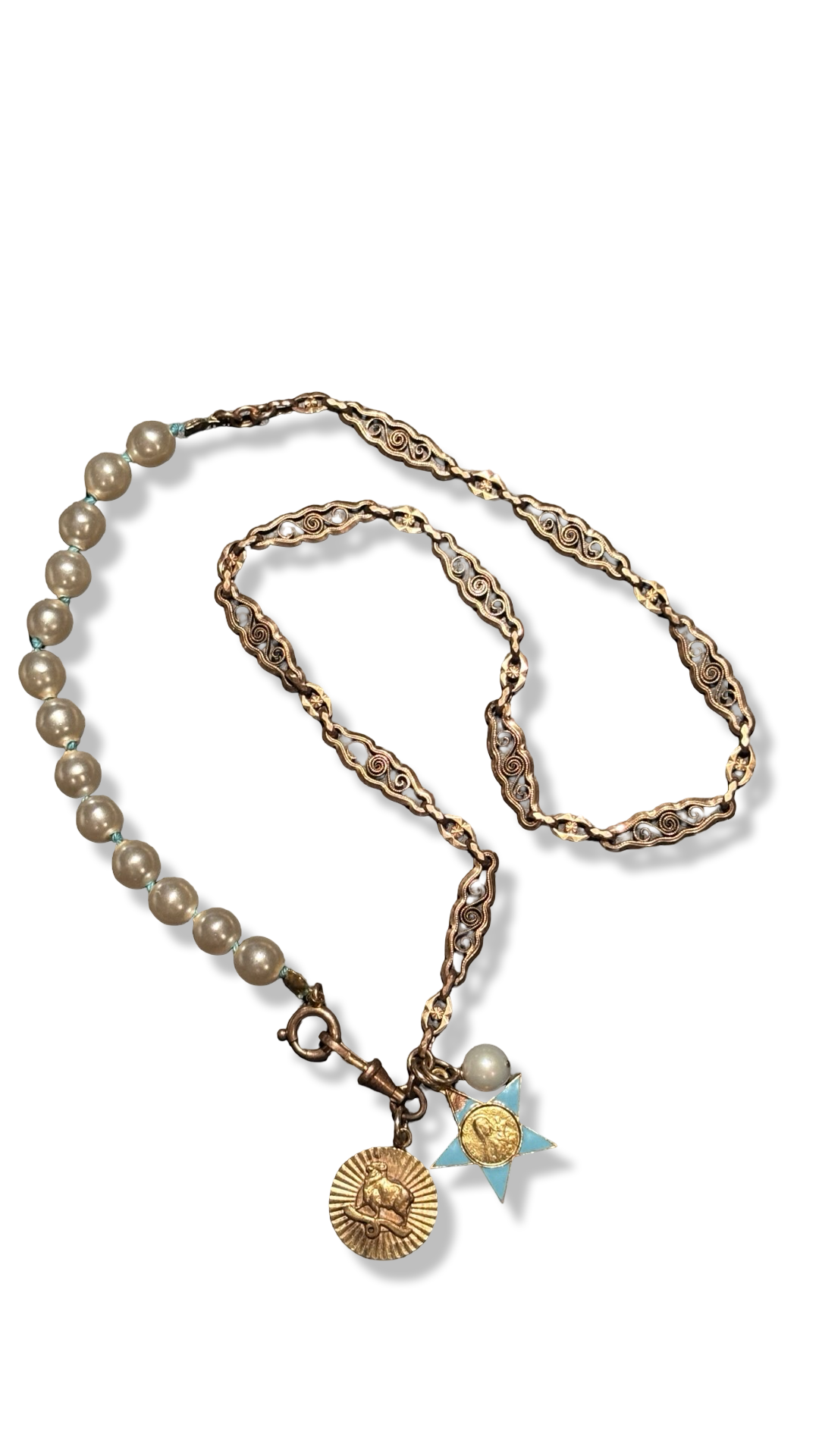 Collier de perles fantaisie et maille filigrane, médaille de Ste Thérèse et signe du Bélier