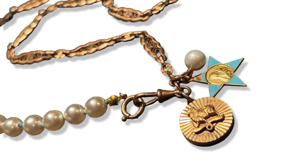 Collier de perles fantaisie et maille filigrane, médaille de Ste Thérèse et signe du Bélier