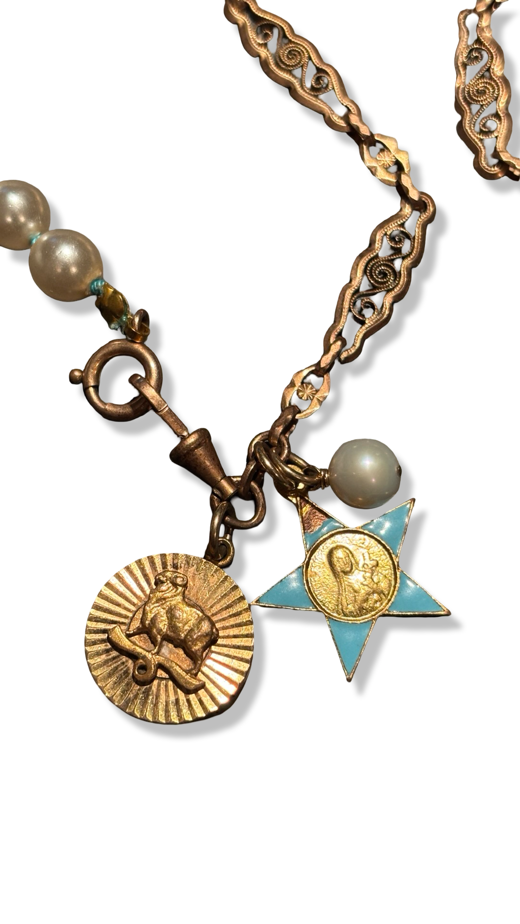 Collier de perles fantaisie et maille filigrane, médaille de Ste Thérèse et signe du Bélier