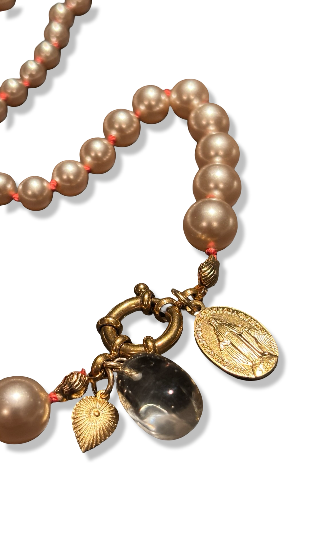 Collier de perles fantaisie, cristal de roche et médaille miraculeuse