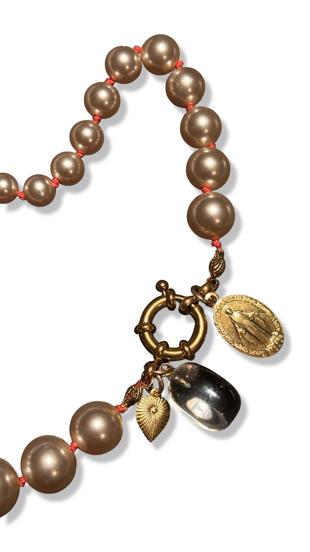 Collier de perles fantaisie, cristal de roche et médaille miraculeuse