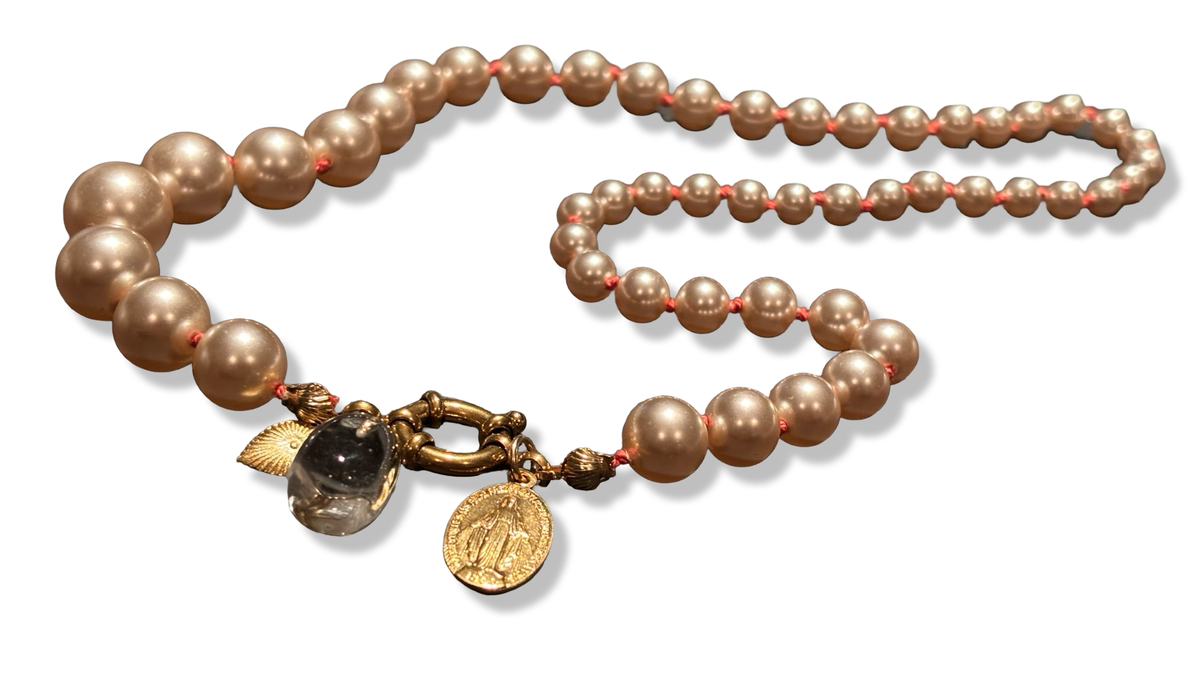 Collier de perles fantaisie, cristal de roche et médaille miraculeuse