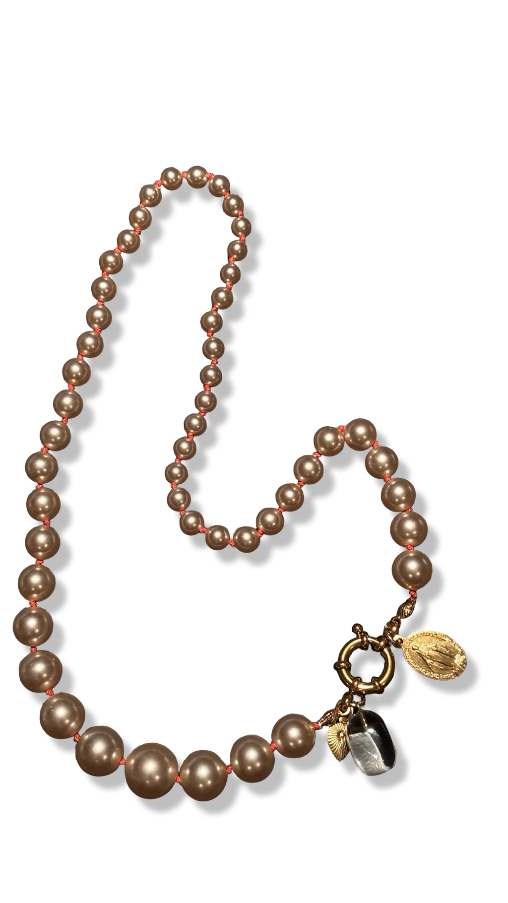 Collier de perles fantaisie, cristal de roche et médaille miraculeuse