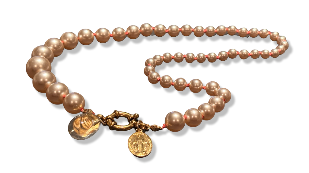 Collier de perles fantaisie, cristal de roche et médaille miraculeuse