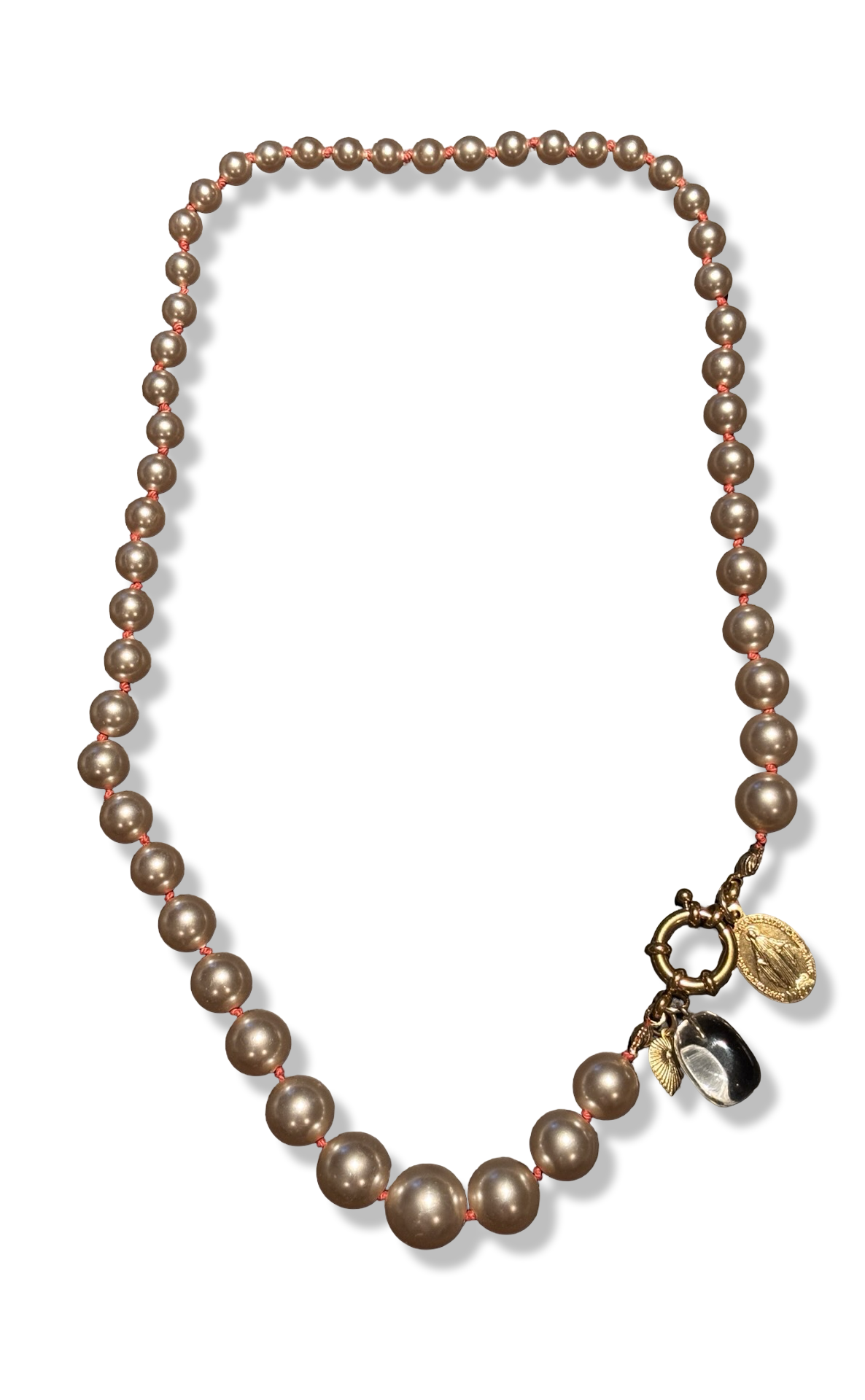 Collier de perles fantaisie, cristal de roche et médaille miraculeuse