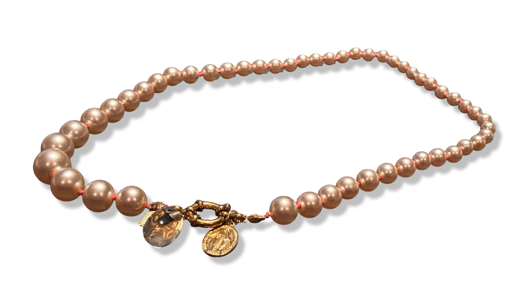 Collier de perles fantaisie, cristal de roche et médaille miraculeuse