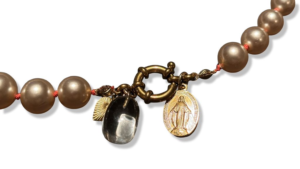 Collier de perles fantaisie, cristal de roche et médaille miraculeuse