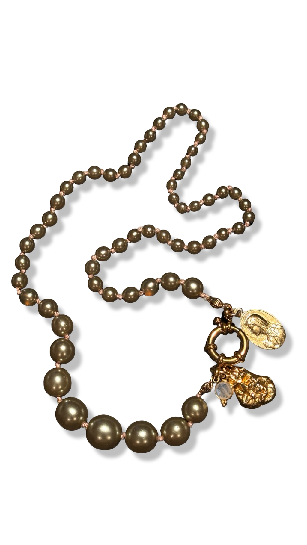Collier de perles fantaisie kaki, médaille de la Vierge et pendentifs
