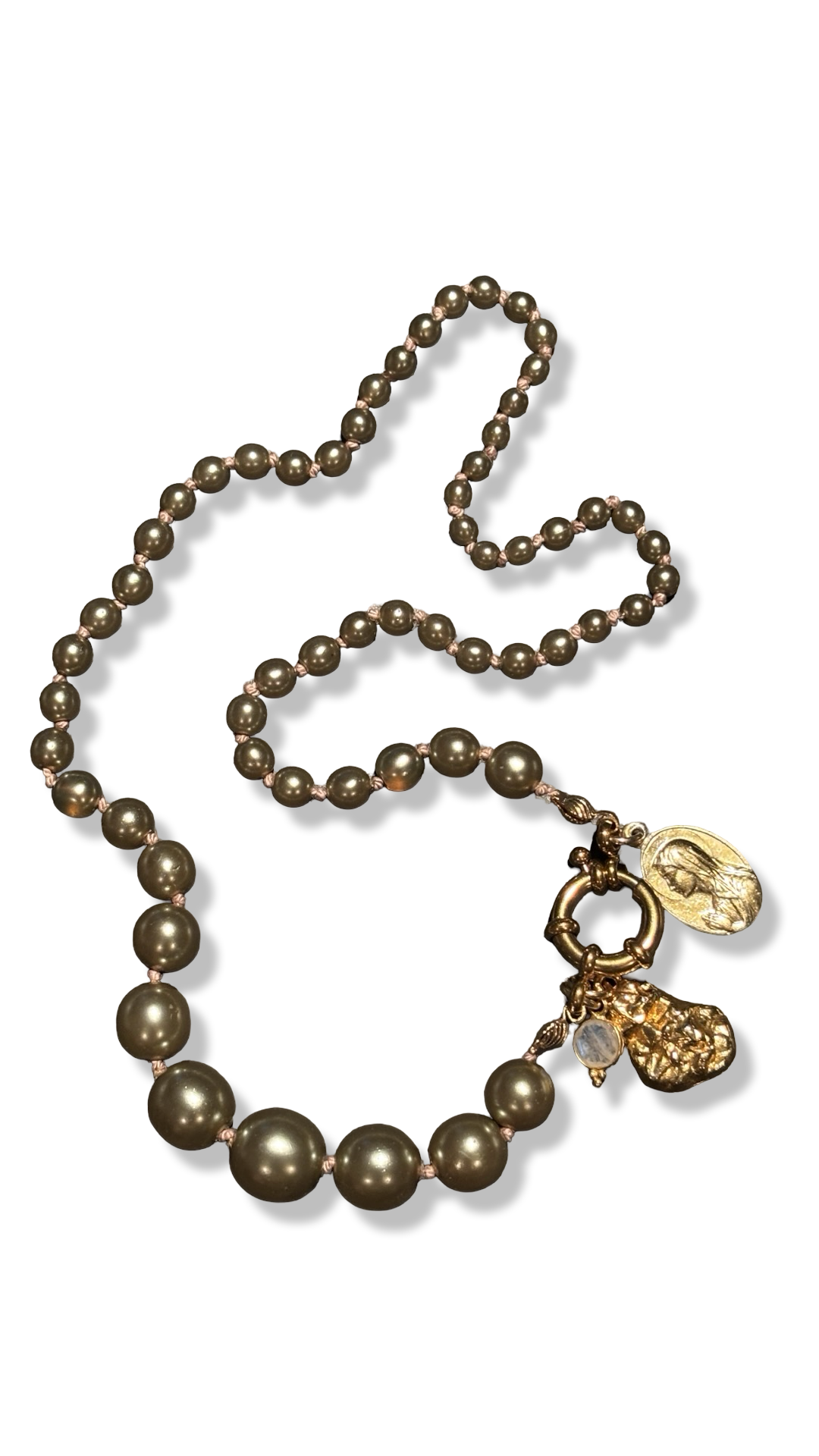 Collier de perles fantaisie kaki, médaille de la Vierge et pendentifs