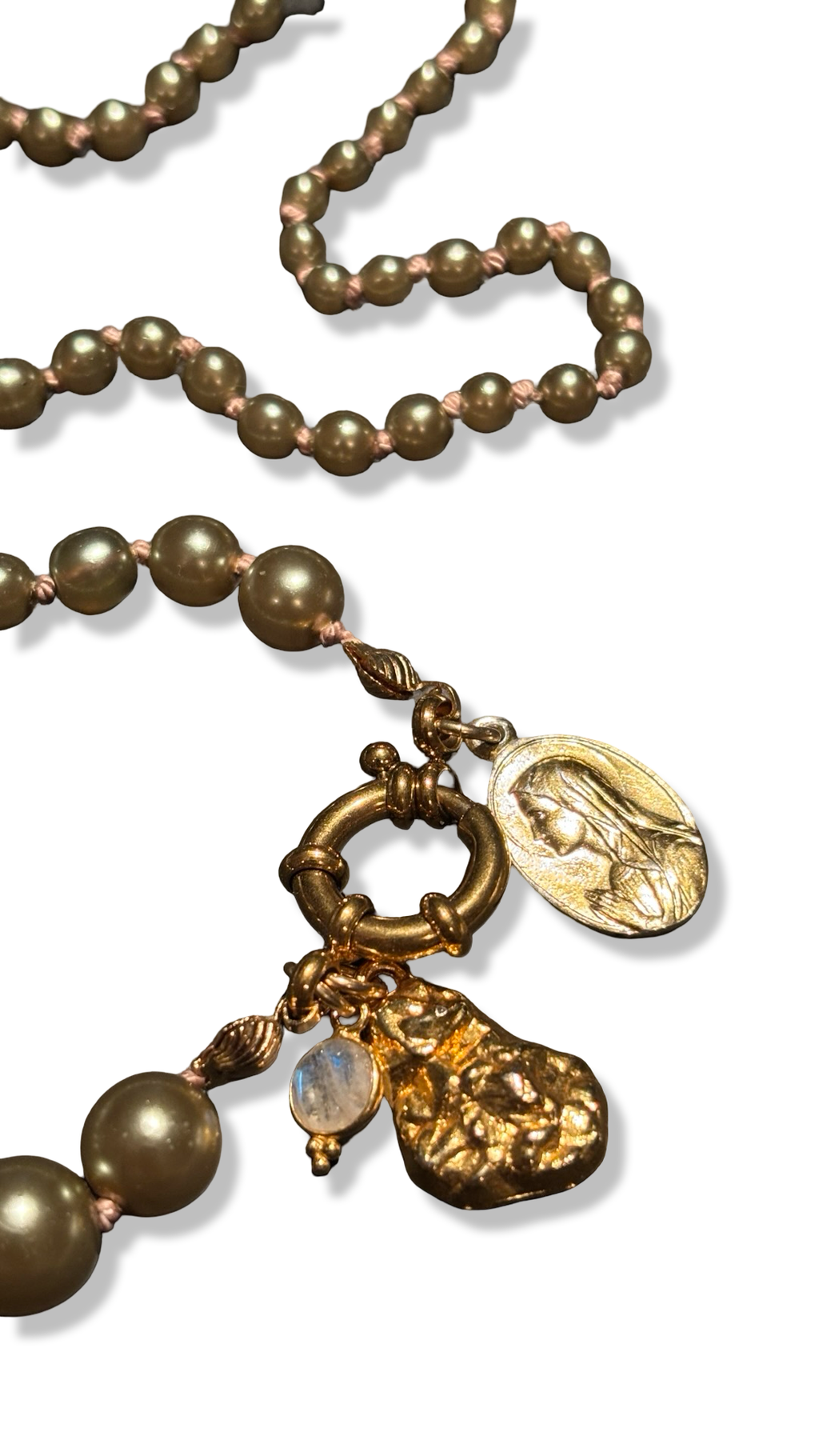 Collier de perles fantaisie kaki, médaille de la Vierge et pendentifs