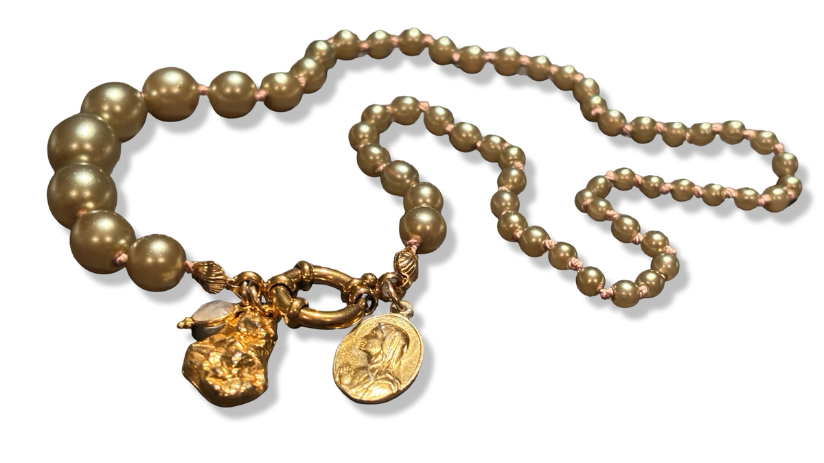 Collier de perles fantaisie kaki, médaille de la Vierge et pendentifs