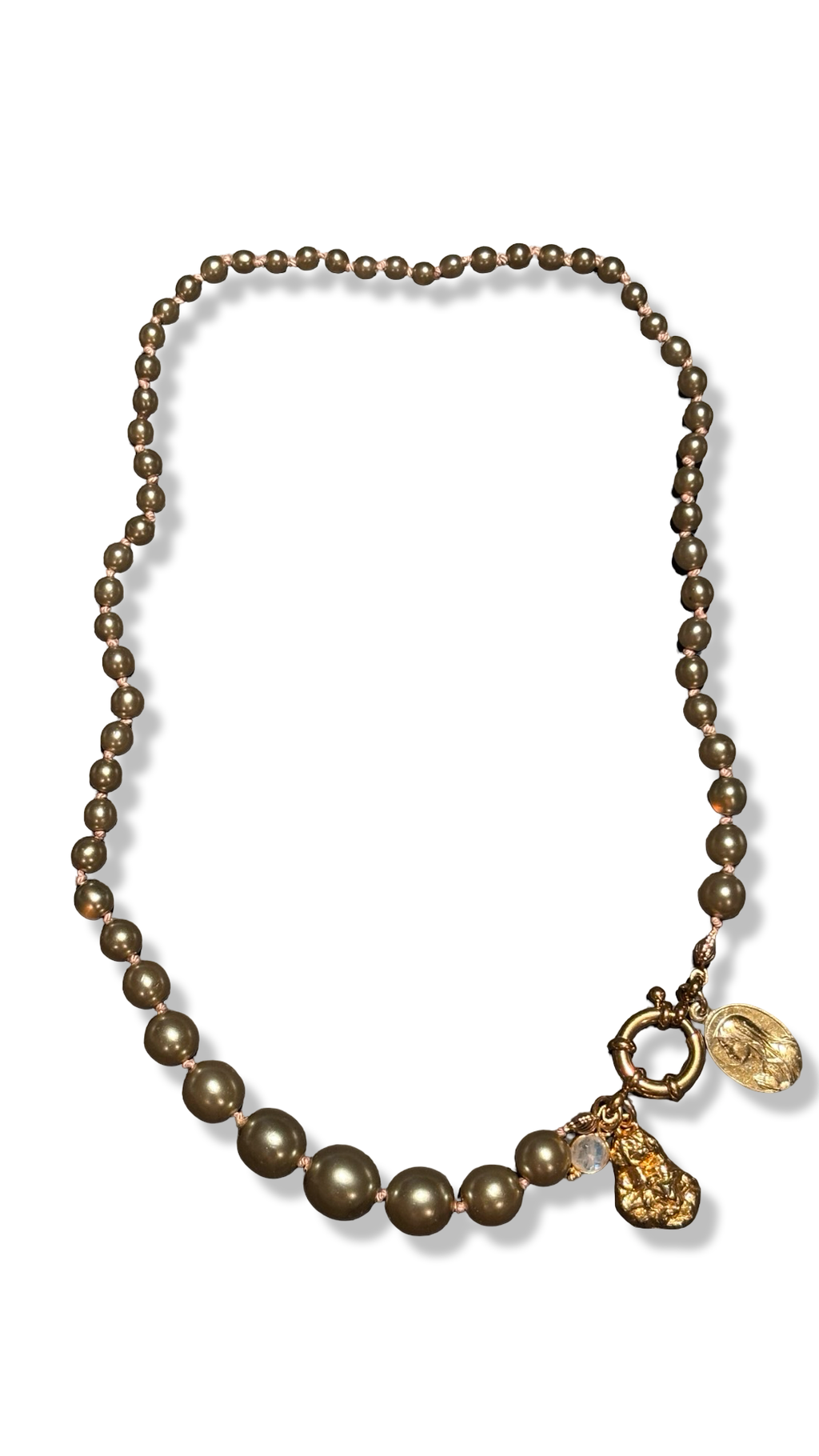Collier de perles fantaisie kaki, médaille de la Vierge et pendentifs