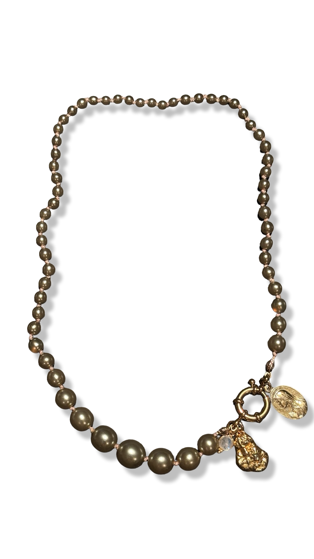 Collier de perles fantaisie kaki, médaille de la Vierge et pendentifs