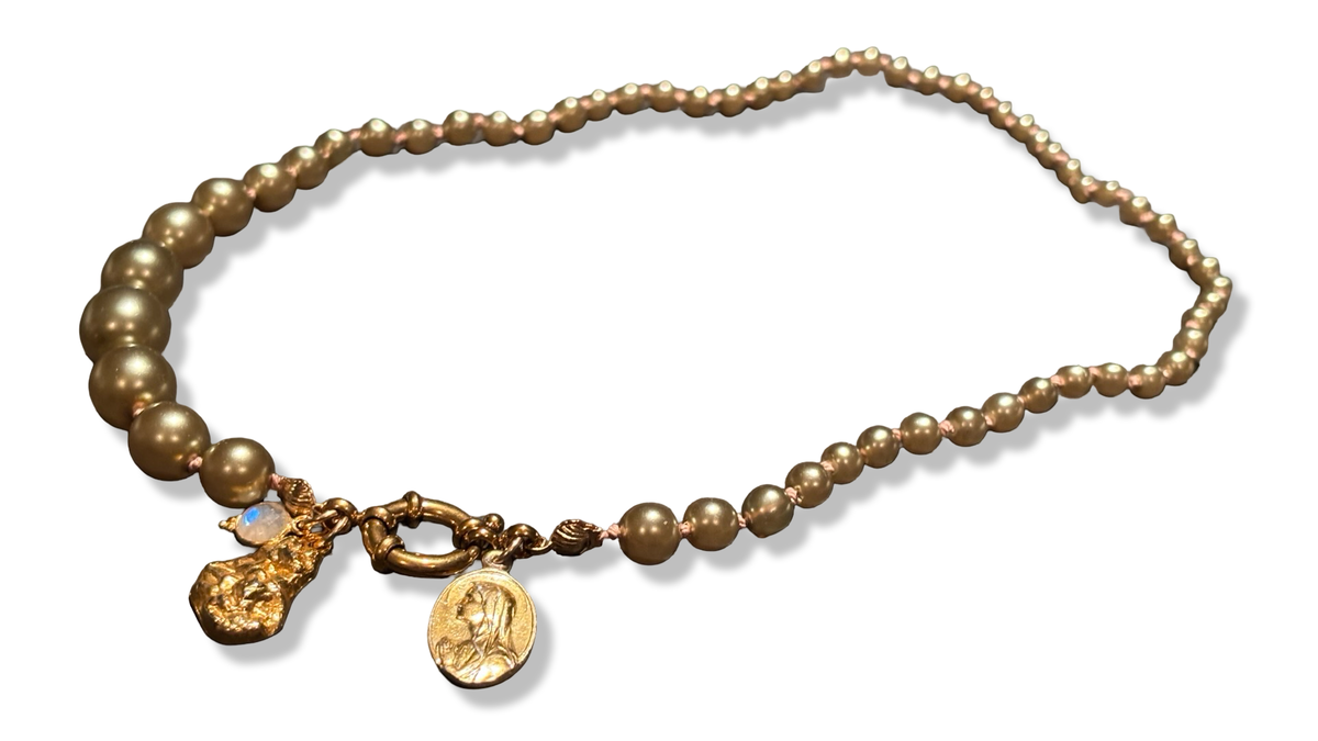 Collier de perles fantaisie kaki, médaille de la Vierge et pendentifs