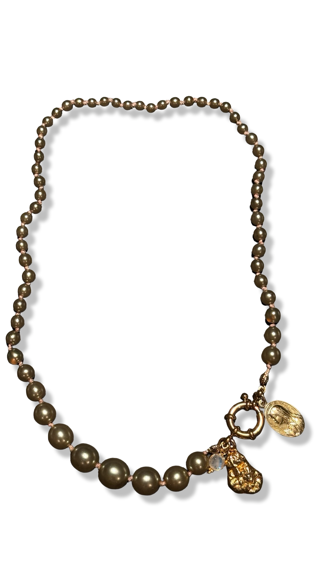 Collier de perles fantaisie kaki, médaille de la Vierge et pendentifs