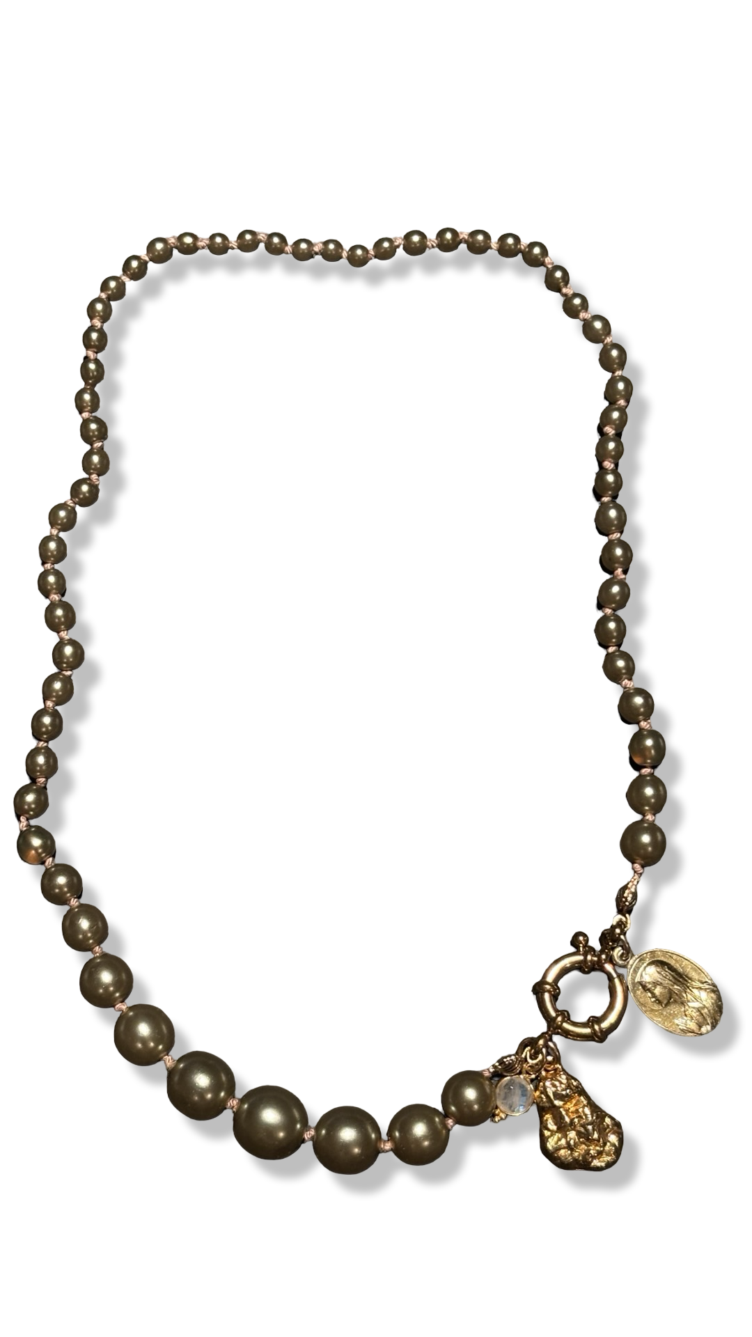 Collier de perles fantaisie kaki, médaille de la Vierge et pendentifs