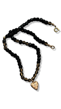 Collier en perles de jais et pendentif en coeur